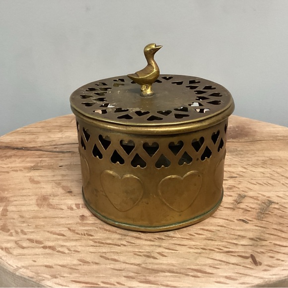 🟡 Vintage Brass Lidded Hearts Basket / Dish / Trinket Holder / Patina Farmhouse - Picture 4 of 15